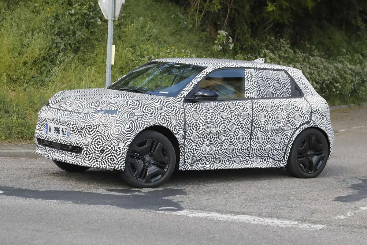 Nuova Nissan Micra elettrica: la nippo-francese debutta entro l’anno [Foto Spia] (4)