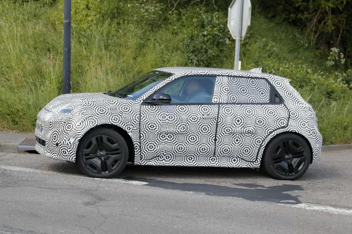 Nuova Nissan Micra elettrica: la nippo-francese debutta entro l’anno [Foto Spia] (6)