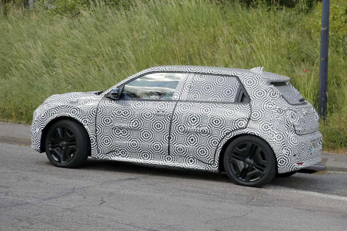 Nuova Nissan Micra elettrica: la nippo-francese debutta entro l’anno [Foto Spia] (8)