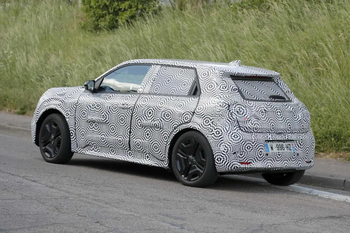 Nuova Nissan Micra elettrica: la nippo-francese debutta entro l’anno [Foto Spia] (10)