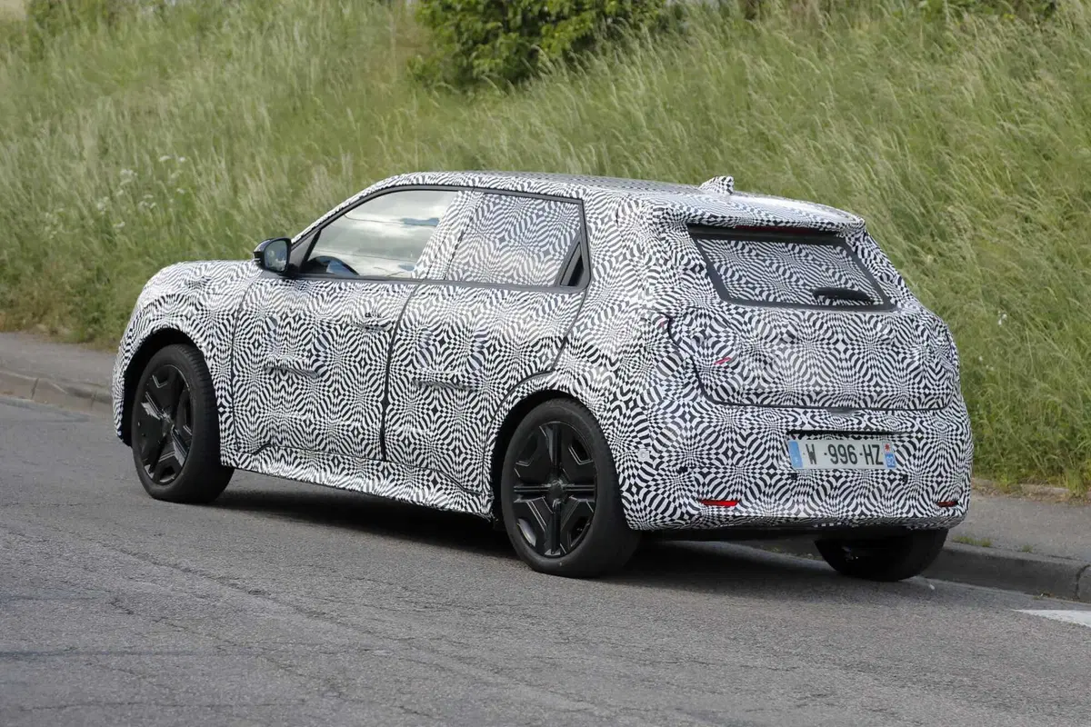 Nuova Nissan Micra elettrica: la nippo-francese debutta entro l’anno [Foto Spia] (11)
