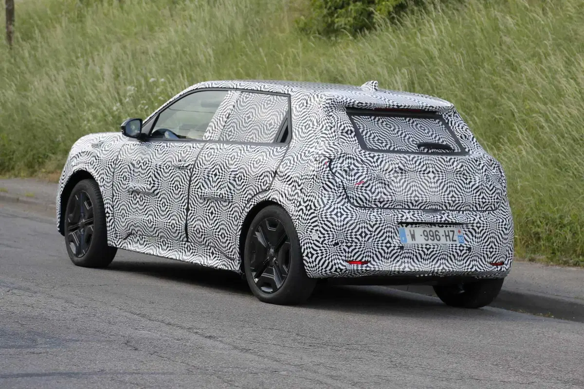 Nuova Nissan Micra elettrica: la nippo-francese debutta entro l’anno [Foto Spia] (12)