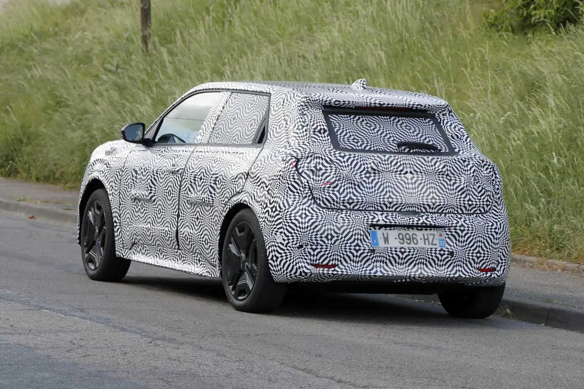 Nuova Nissan Micra elettrica: la nippo-francese debutta entro l’anno [Foto Spia] (13)