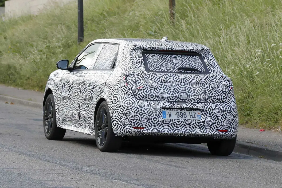 Nuova Nissan Micra elettrica: la nippo-francese debutta entro l’anno [Foto Spia] (14)