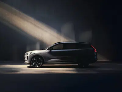 Volvo: dietrofront sull'elettrico, il ritorno della XC70 ibrida plug-in