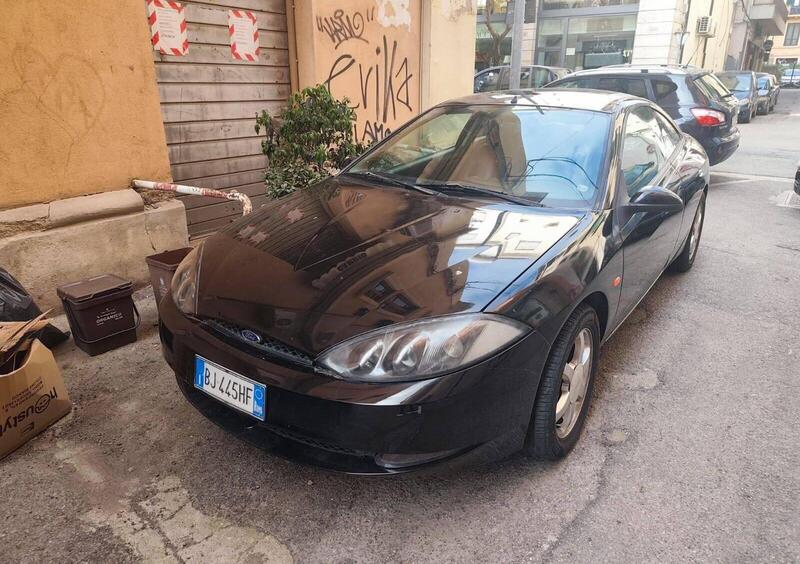 Ford Cougard'epoca del 2000 a Cosenza
