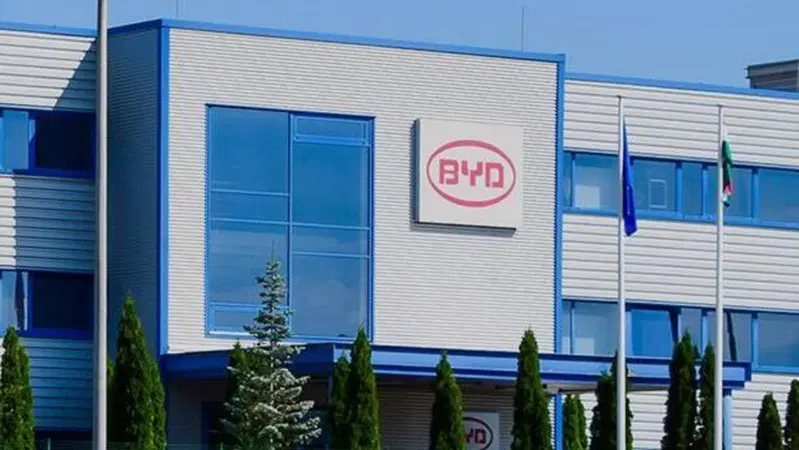 BYD cambia strategia in Europa: gli stabilimenti produrranno sia elettriche sia ibride plug-in