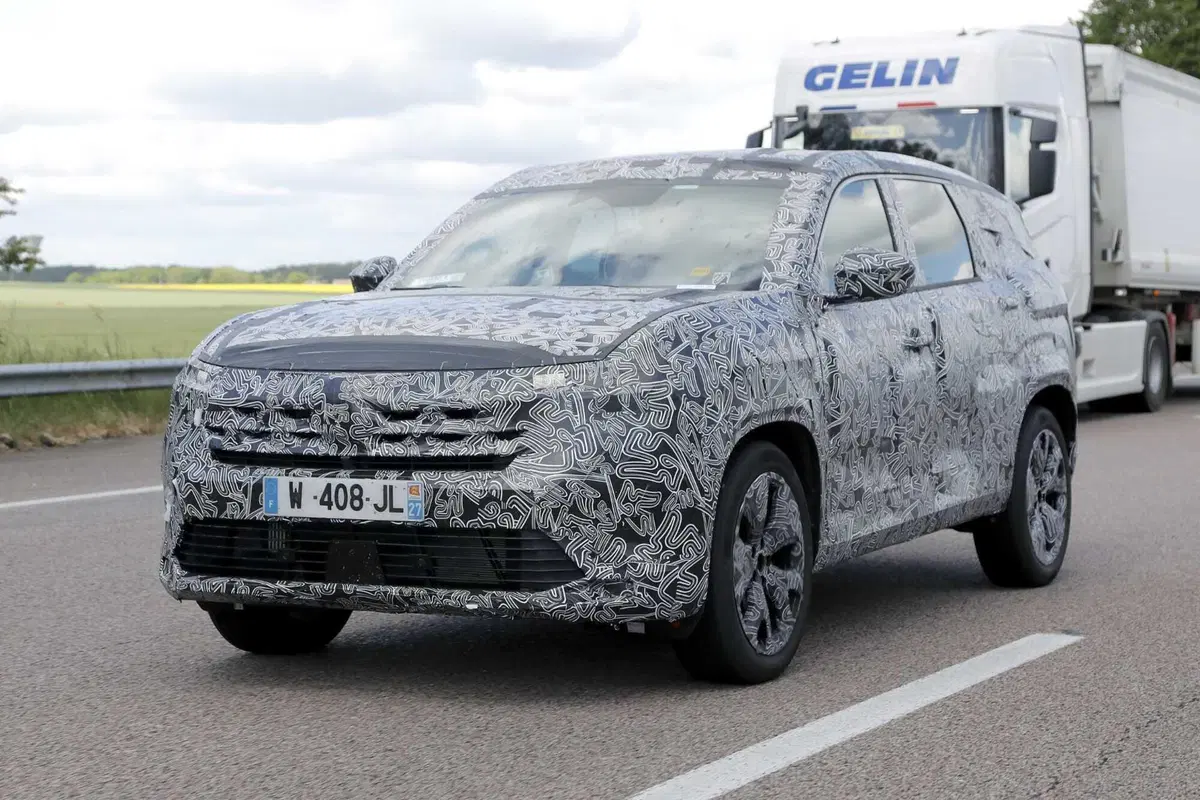 Renault Boreal: l’inedito SUV franco-brasiliano atteso nel 2026 [Foto Spia] (3)