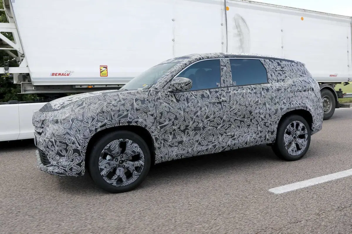 Renault Boreal: l’inedito SUV franco-brasiliano atteso nel 2026 [Foto Spia] (4)