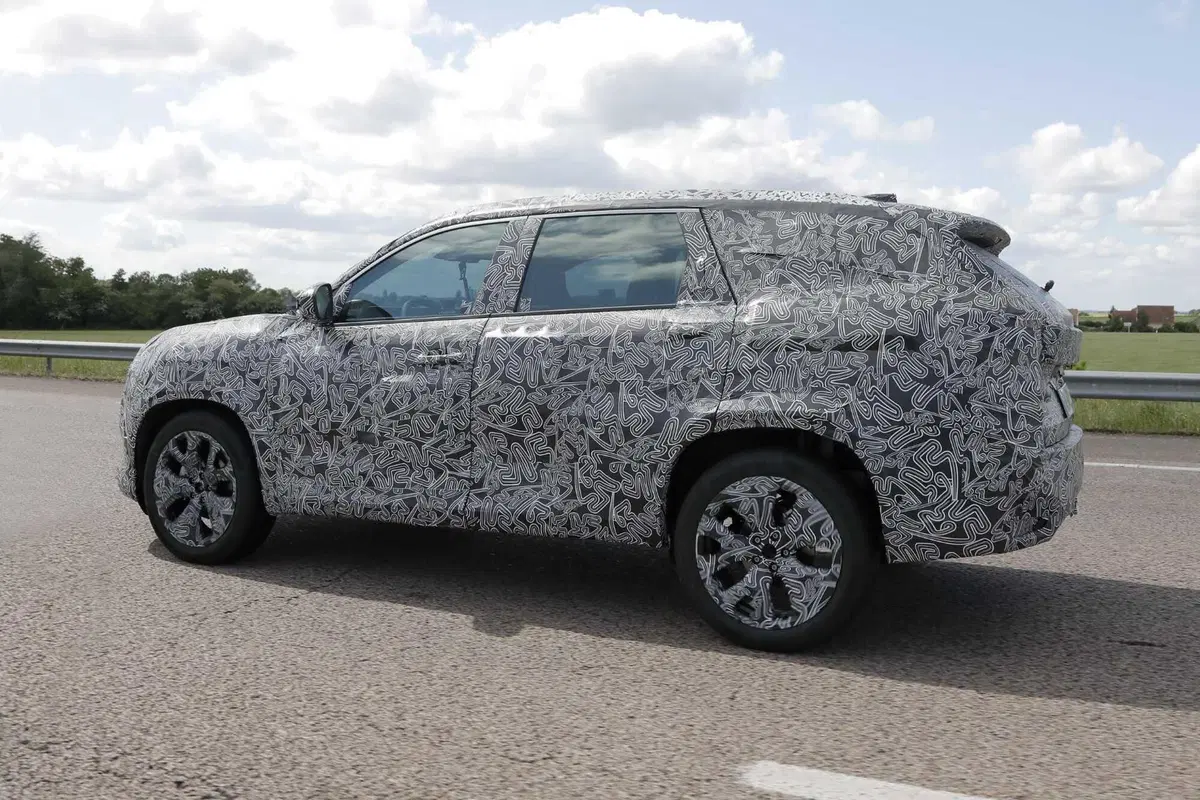 Renault Boreal: l’inedito SUV franco-brasiliano atteso nel 2026 [Foto Spia] (6)