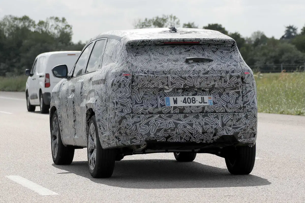 Renault Boreal: l’inedito SUV franco-brasiliano atteso nel 2026 [Foto Spia] (10)