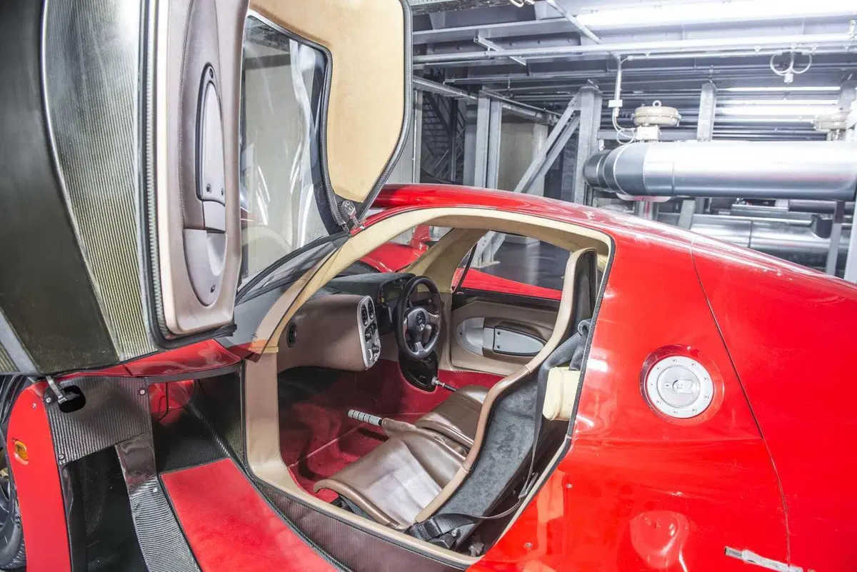 La versione stradale della GT-One (2)