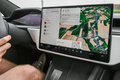 Google Maps si rif&agrave; il look su Android Auto e CarPlay: ora puoi scegliere l&rsquo;auto che ti rappresenta