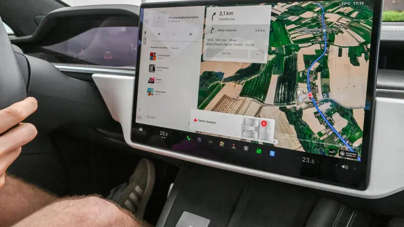 Google Maps si rif&agrave; il look su Android Auto e CarPlay: ora puoi scegliere l&rsquo;auto che ti rappresenta
