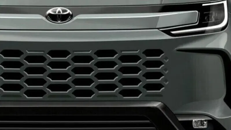 Toyota RAV4 2025, ecco com'&egrave; fatta dentro la nuova SUV giapponese che debutta il 21 maggio