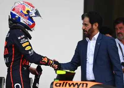 F1. La FIA fa marcia indietro sulle parolacce: cambiano le sanzioni ma arrivano penalità in griglia e in gara