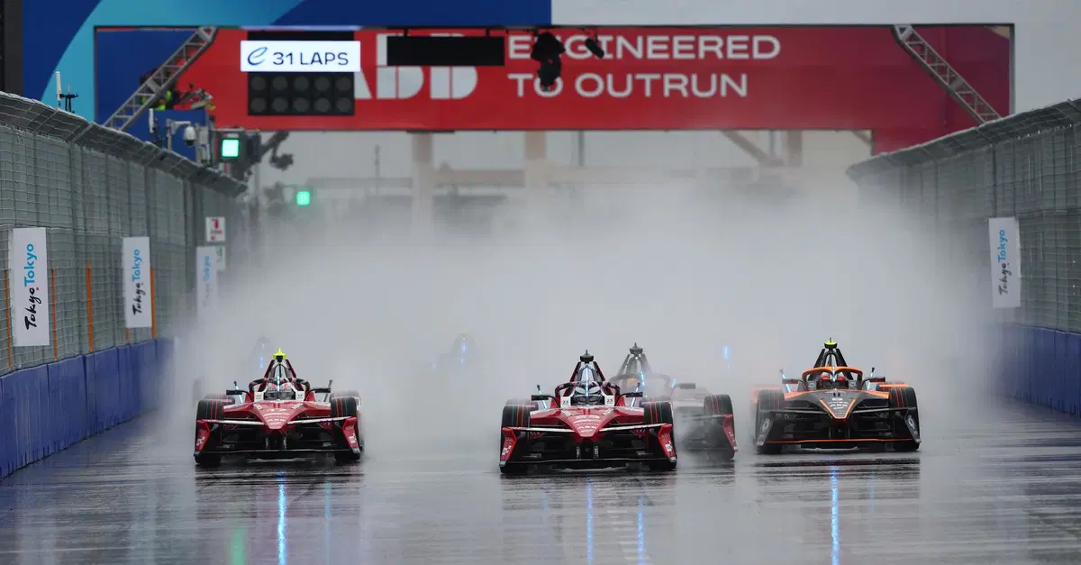 Formula E. Stoffel Vandoorne vince con Maserati l'E-Prix di Tokyo 2025: pioggia regina in Gara 1 