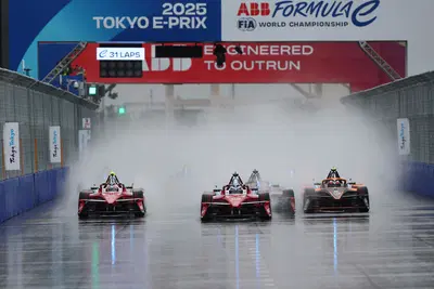 Formula E. Stoffel Vandoorne vince con Maserati l'E-Prix di Tokyo 2025: pioggia regina in Gara 1 