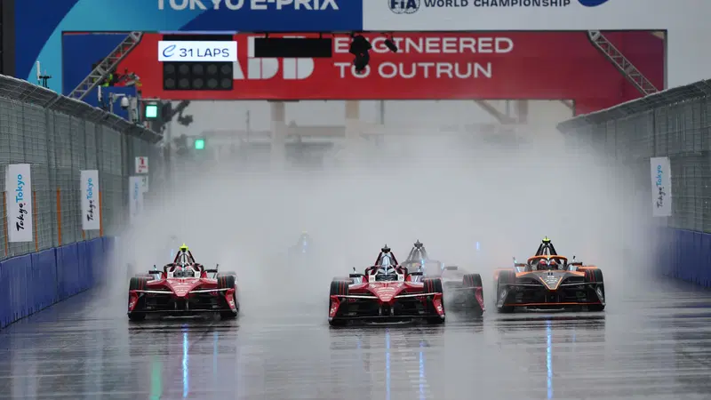 Formula E. Stoffel Vandoorne vince con Maserati l'E-Prix di Tokyo 2025: pioggia regina in Gara 1 