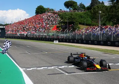 F1. GP Imola 2025: Max Verstappen vince davanti alle due McLaren! Rimonta Ferrari con Hamilton 4° e Leclerc 6°. DNF per Antonelli