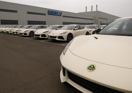 Geely è nei guai per colpa di Lotus, Polestar, Lynk & Co: cosa sta succedendo al brand cinese?