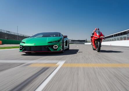 Lamborghini Temerario vs Ducati Panigale V4: sulla linea finale succede l'imprevisto