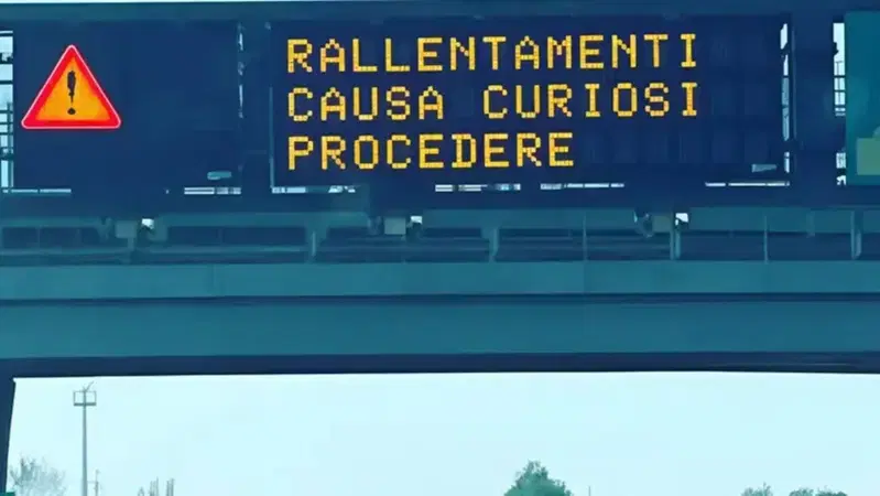 "Rallentamenti causa curiosi", l'avvertimento della Societ&agrave; Autostrade