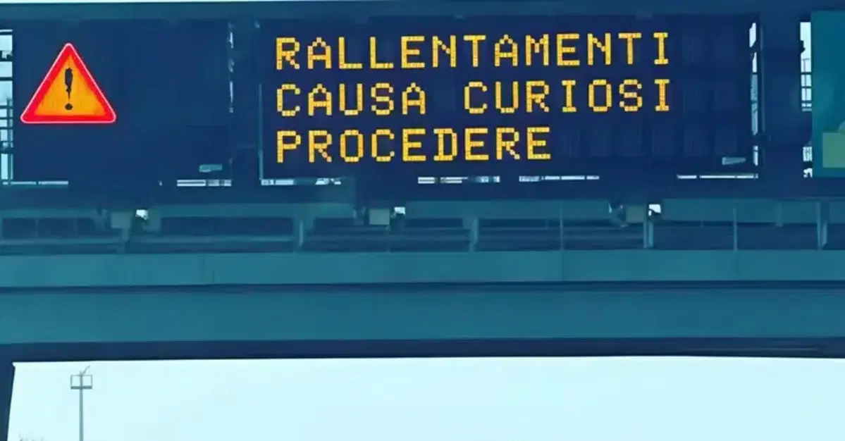"Rallentamenti causa curiosi", l'avvertimento della Societ&agrave; Autostrade