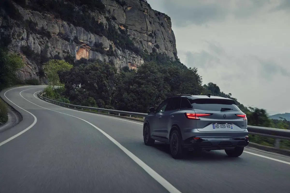 Nuova Renault Austral: il restyling parla la lingua di Cupra (10)