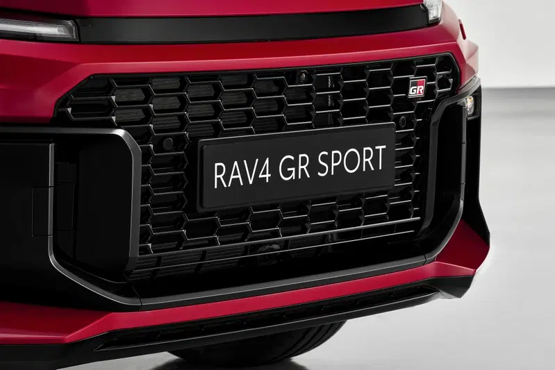 Toyota RAV4 GR SPORT: la griglia anteriore