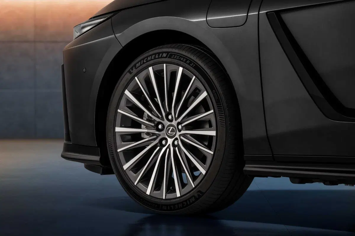 Lexus ES 2026: la nuova generazione ripensa i pulsati della plancia [VIDEO] (3)