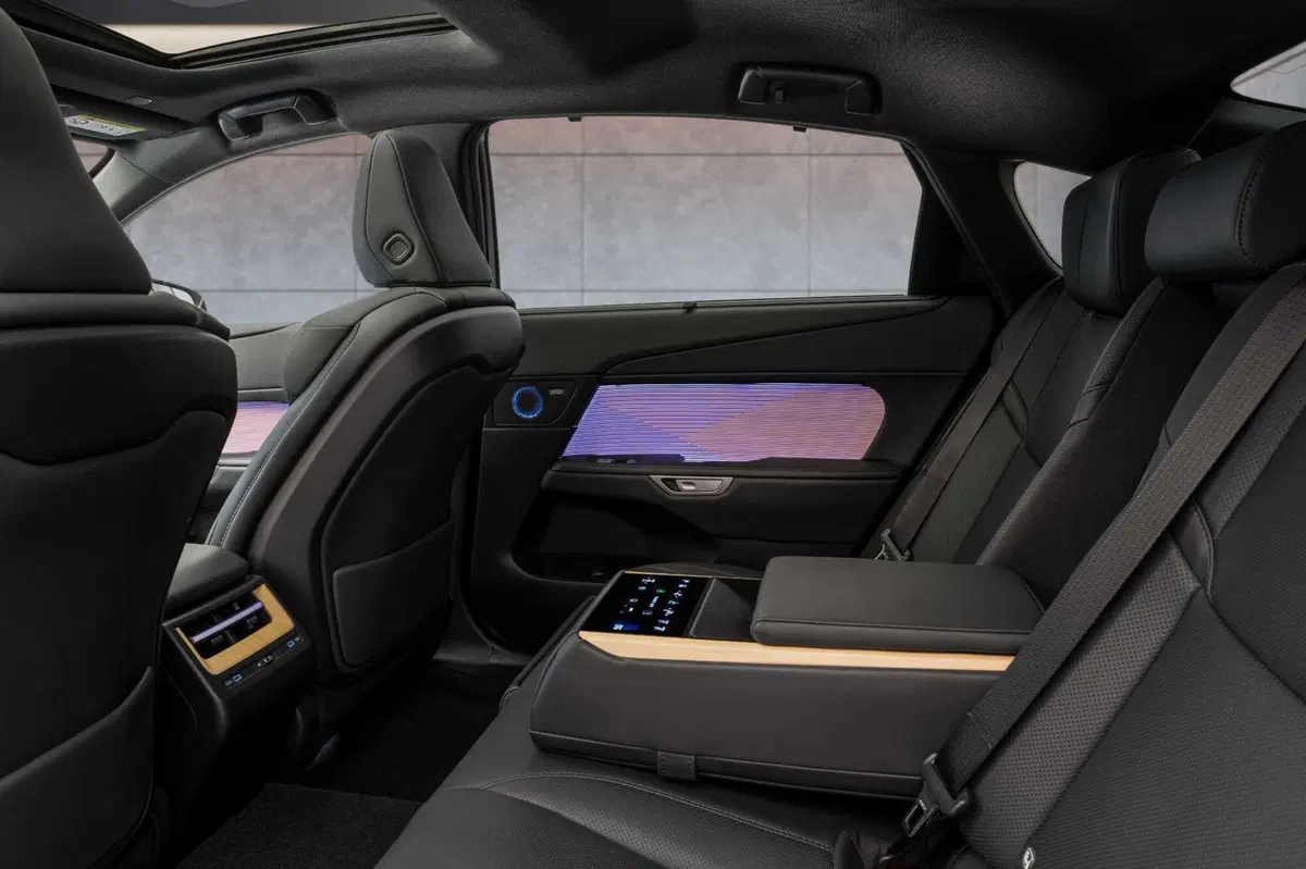 Lexus ES 2026: la nuova generazione ripensa i pulsati della plancia [VIDEO] (13)