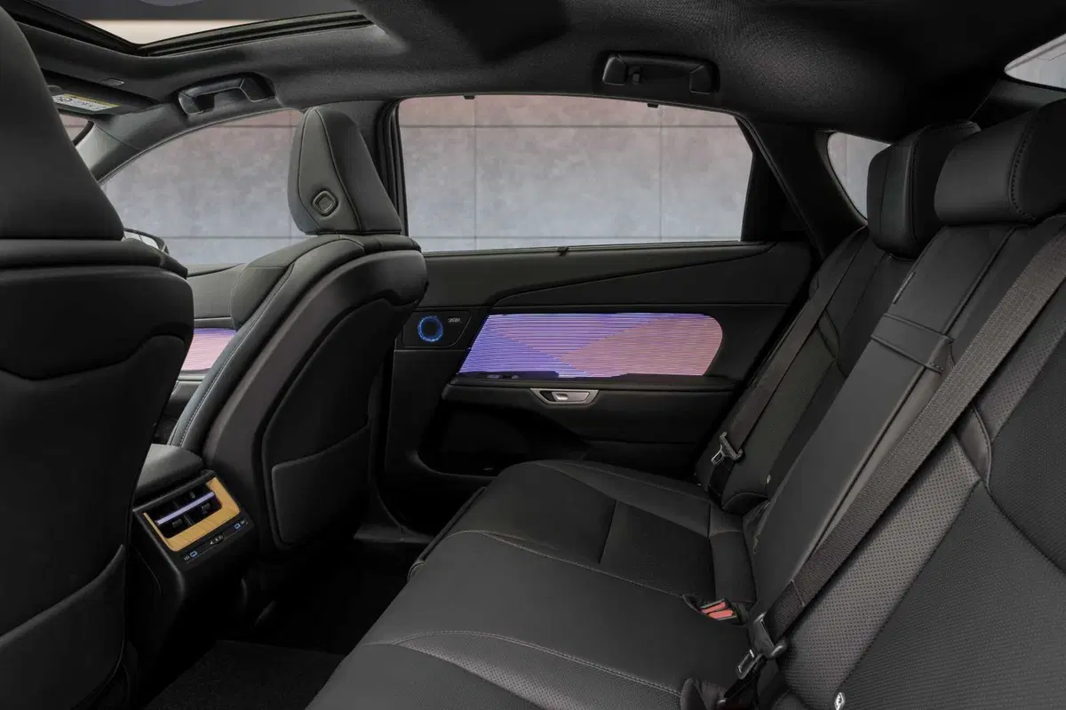 Lexus ES 2026: la nuova generazione ripensa i pulsati della plancia [VIDEO] (15)