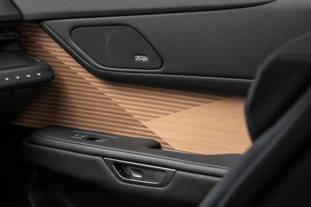 Lexus ES 2026: la nuova generazione ripensa i pulsati della plancia [VIDEO] (19)