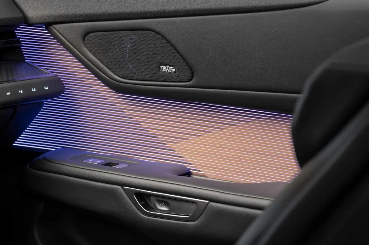 Lexus ES 2026: la nuova generazione ripensa i pulsati della plancia [VIDEO] (20)