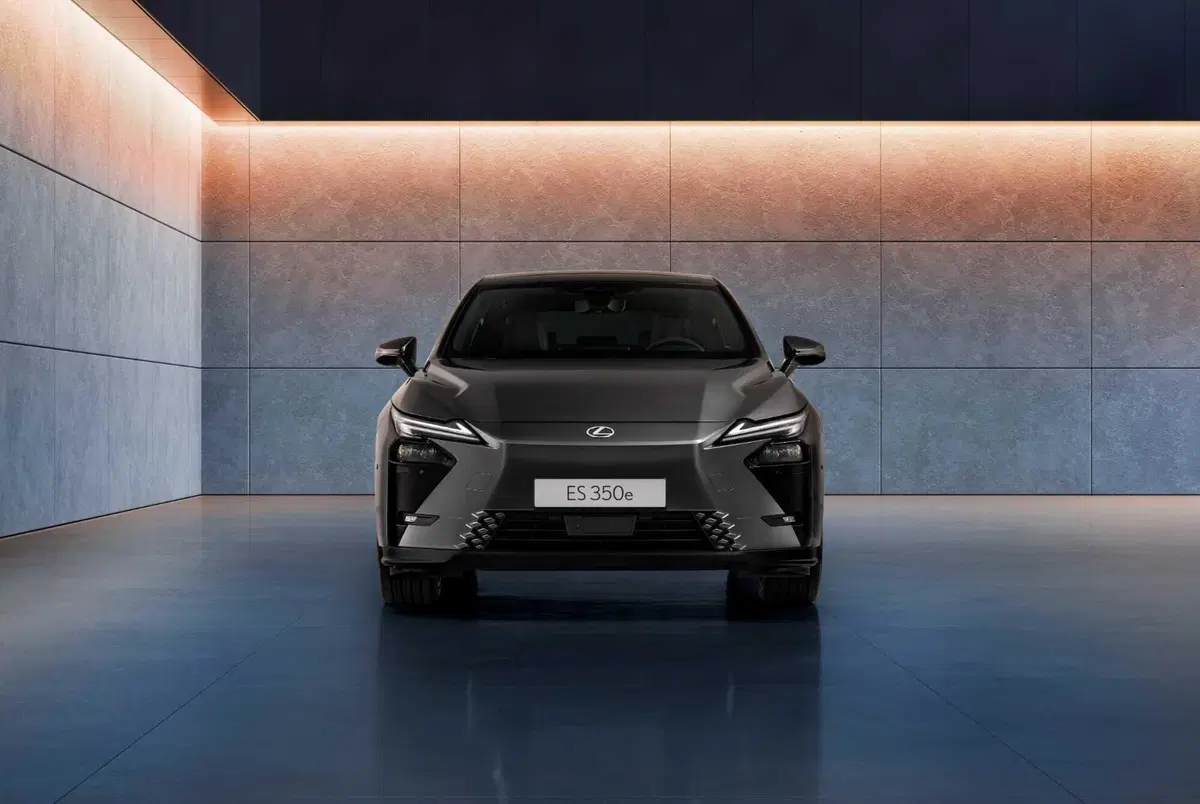 Lexus ES 2026: la nuova generazione ripensa i pulsati della plancia [VIDEO] (24)