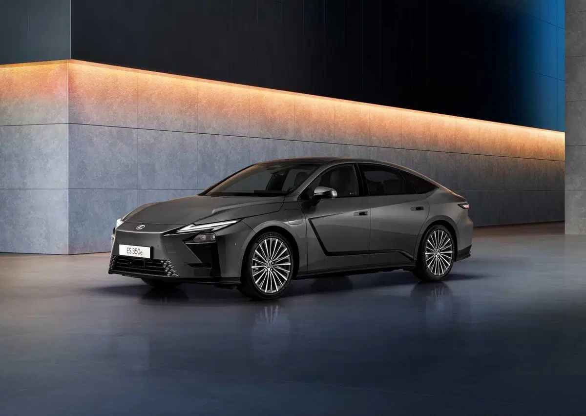 Lexus ES 2026: la nuova generazione ripensa i pulsati della plancia [VIDEO] (25)
