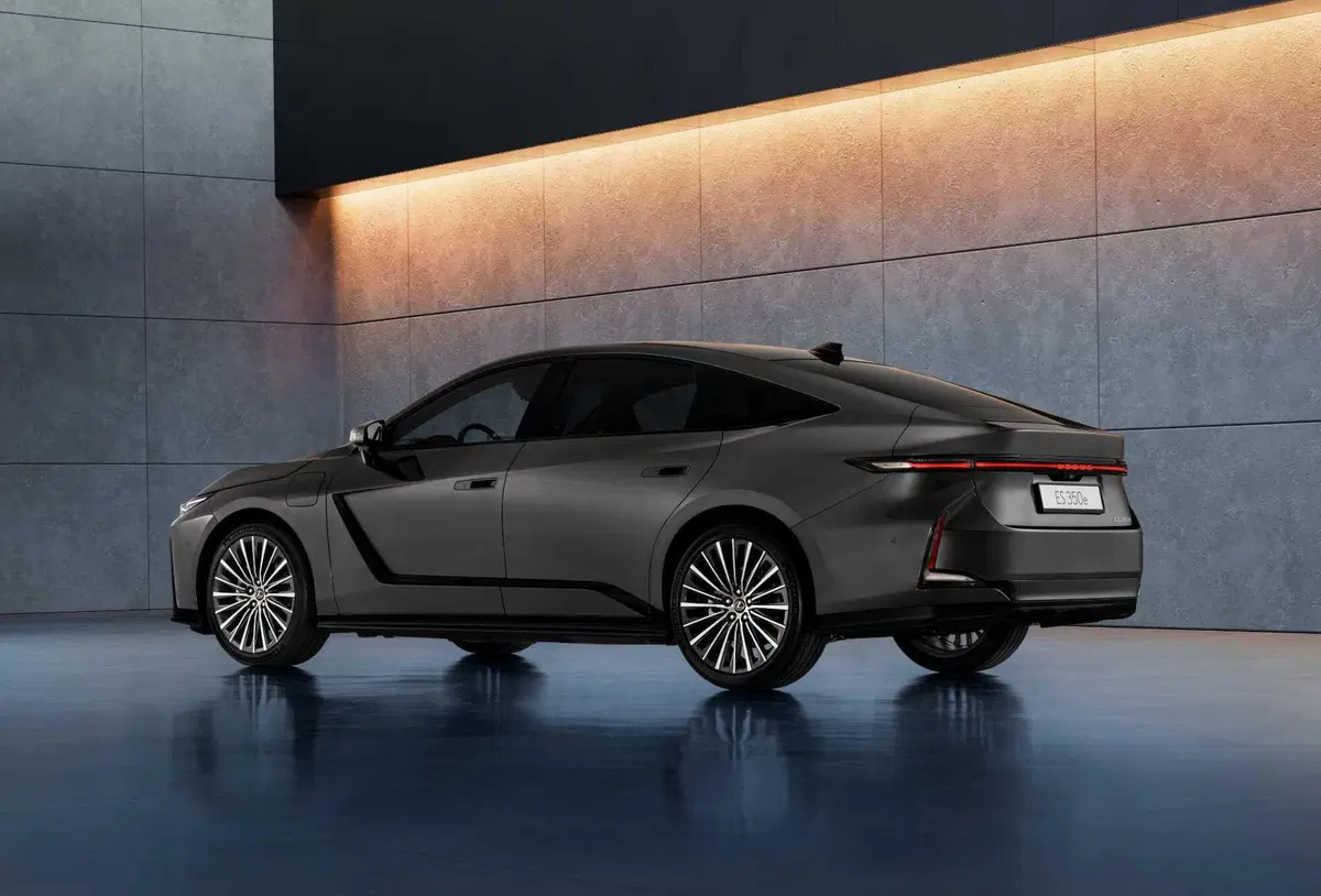 Lexus ES 2026: la nuova generazione ripensa i pulsati della plancia [VIDEO] (26)