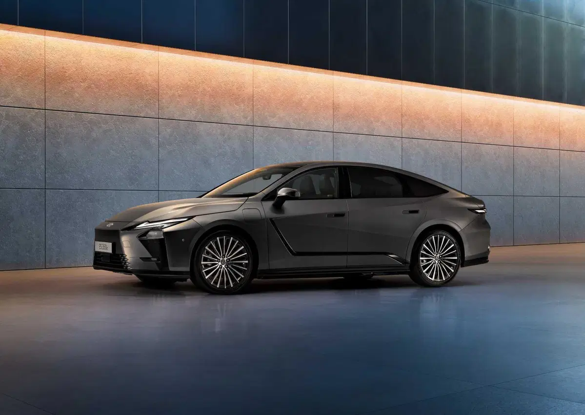 Lexus ES 2026: la nuova generazione ripensa i pulsati della plancia [VIDEO] (30)