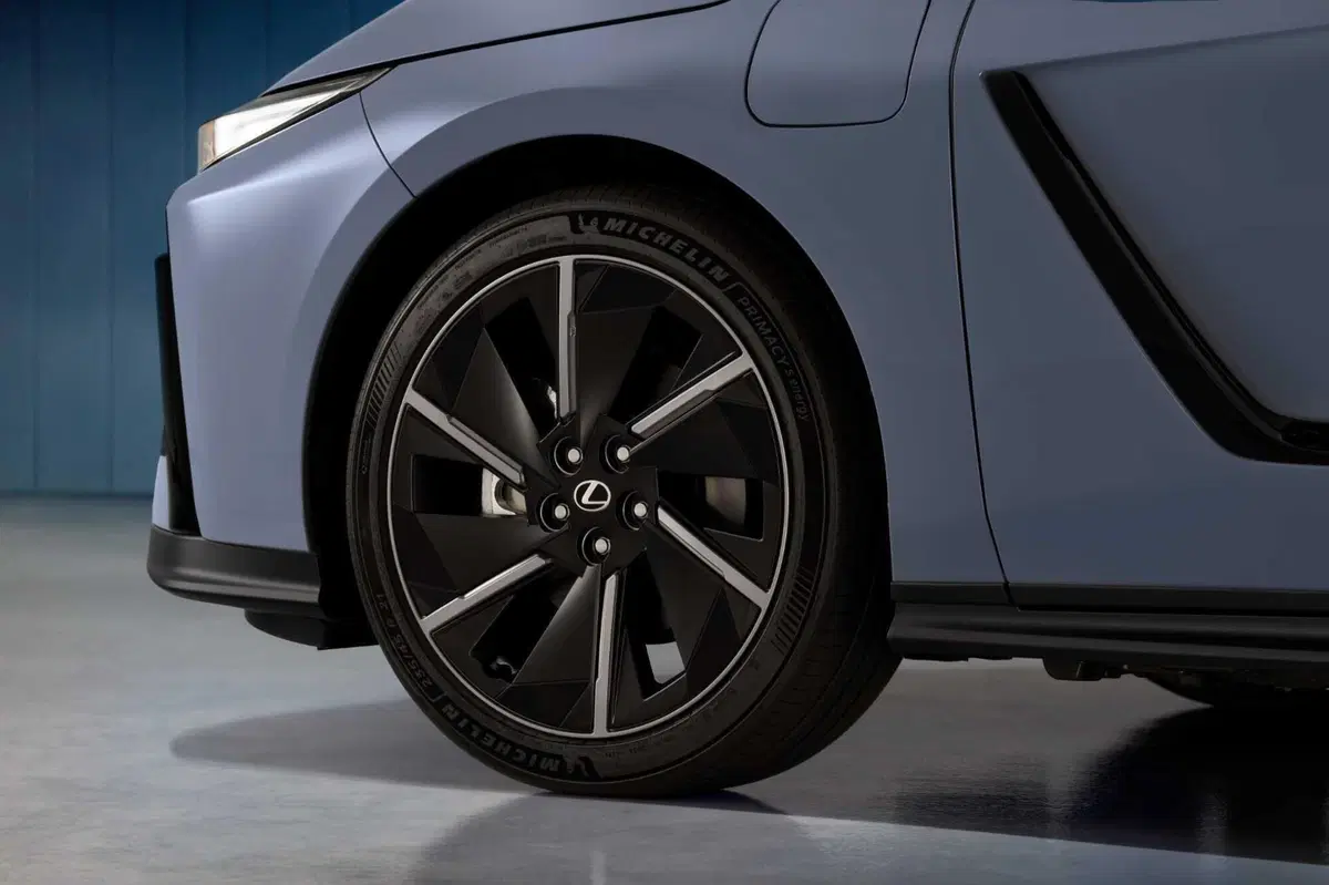 Lexus ES 2026: la nuova generazione ripensa i pulsati della plancia [VIDEO] (31)