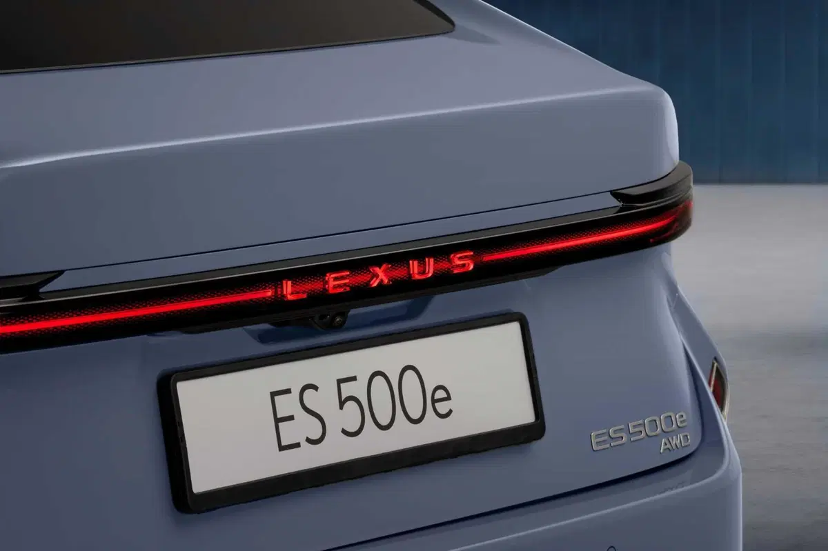 Lexus ES 2026: la nuova generazione ripensa i pulsati della plancia [VIDEO] (32)