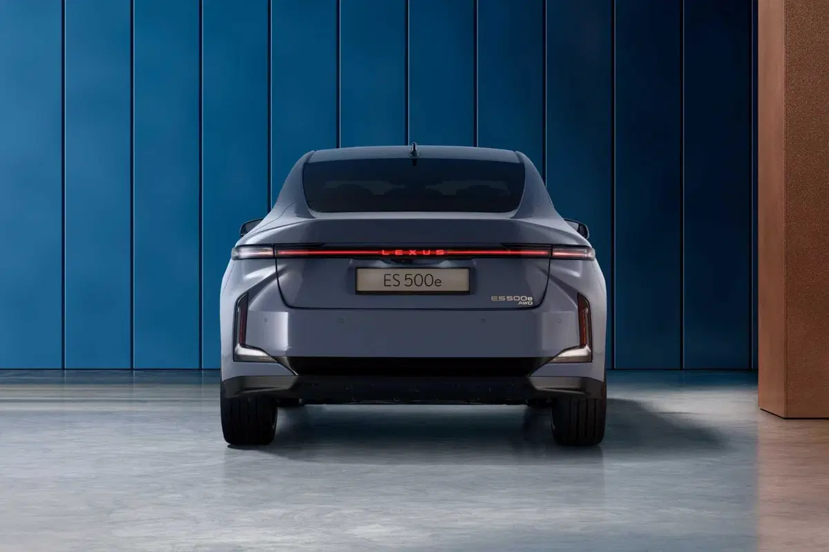 Lexus ES 2026: la nuova generazione ripensa i pulsati della plancia [VIDEO] (47)