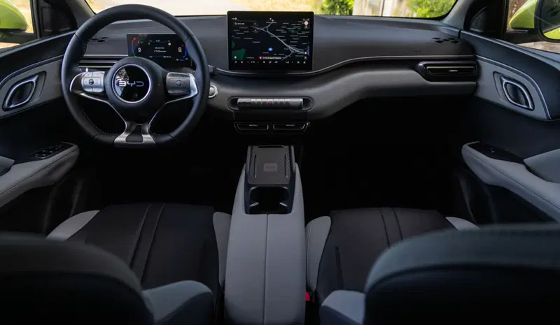 Gli interni della BYD Dolphin Surf