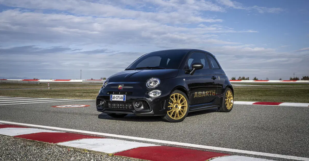 Abarth torna a ruggire a benzina? Lo Scorpione potrebbe riprendersi gli ottani e sulla Fiat Topolino...