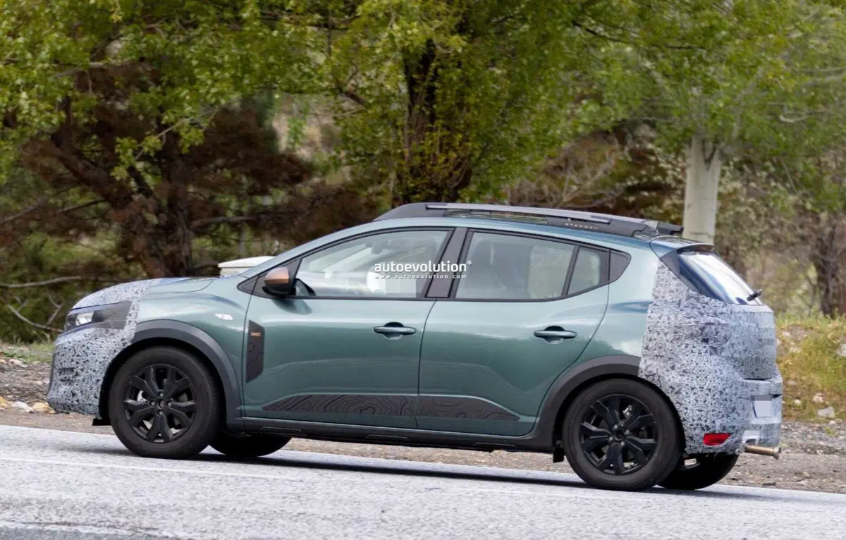 Dacia Sandero 2026: il restyling porta più sostanza, ma sempre al miglior prezzo [Foto Spia]  (2)