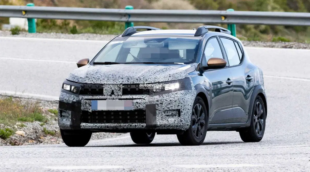 Dacia Sandero 2026: il restyling porta più sostanza, ma sempre al miglior prezzo [Foto Spia]  (3)