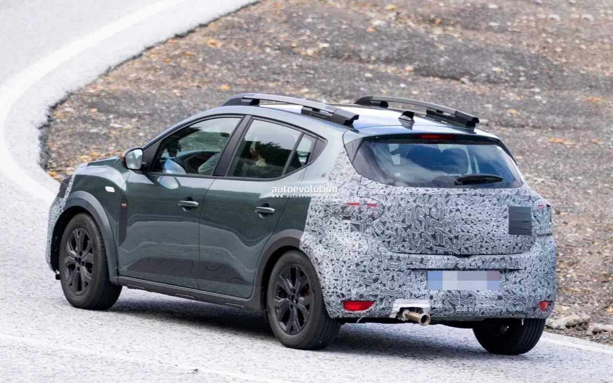 Dacia Sandero 2026: il restyling porta più sostanza, ma sempre al miglior prezzo [Foto Spia]  (4)