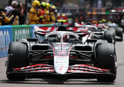 F1. GP Monaco, sorpassa Sainz sotto regime di bandiera rossa in FP2: arriva la decisione per Bearman