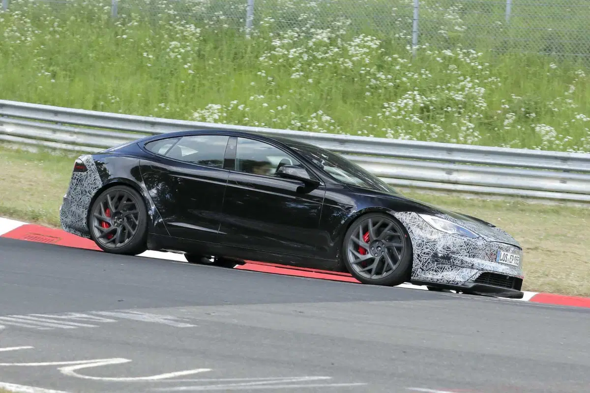 Tesla Model S Plaid: in arrivo un facelift, tra potenza promessa e ritocchi di stile [Foto Spia] (5)