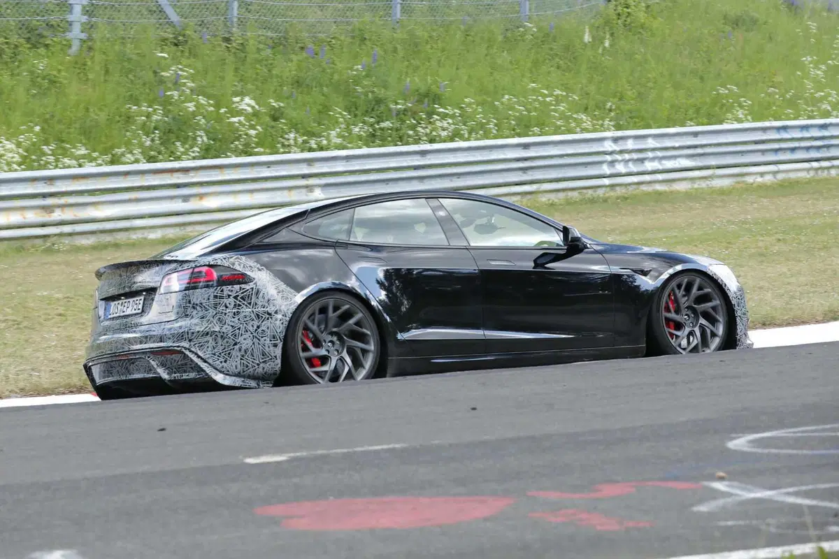 Tesla Model S Plaid: in arrivo un facelift, tra potenza promessa e ritocchi di stile [Foto Spia] (6)